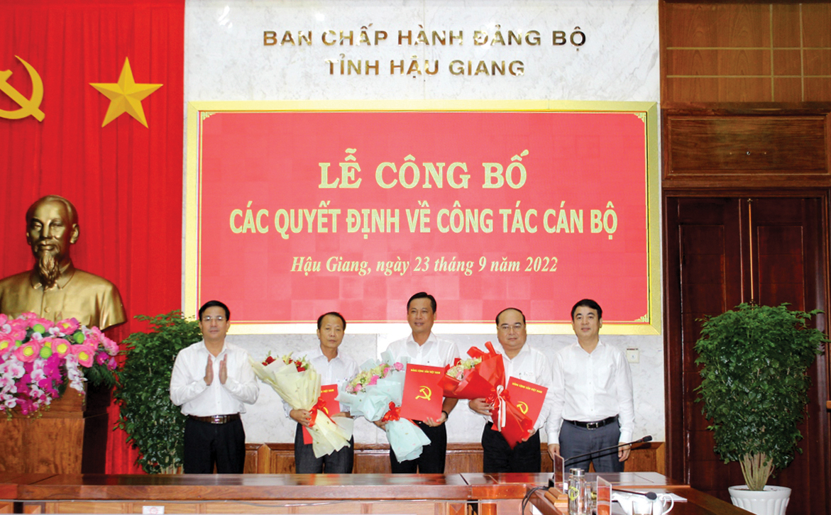 Đồng chí Nghiêm Xuân Thành - Ủy viên BCH Trung ương Đảng, Bí thư Tỉnh ủy Hậu Giang (bên phải) tại Lễ công bố các quyết định về công tác cán bộ ngày 23-9-2022.